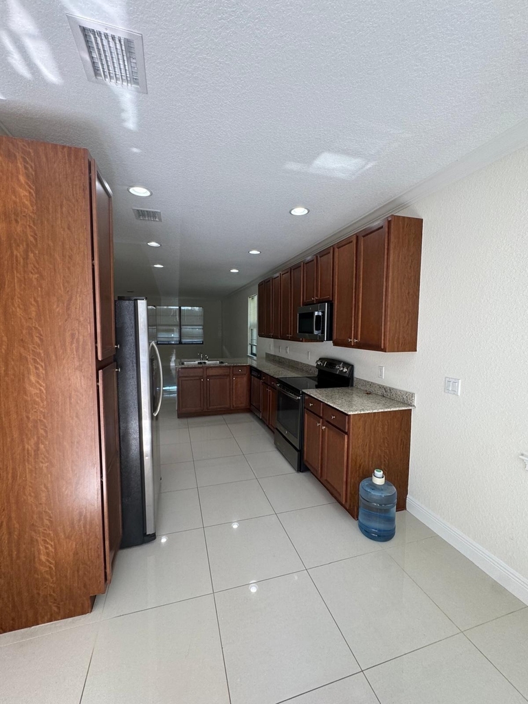 2723 Ne 14th Street - Photo 2
