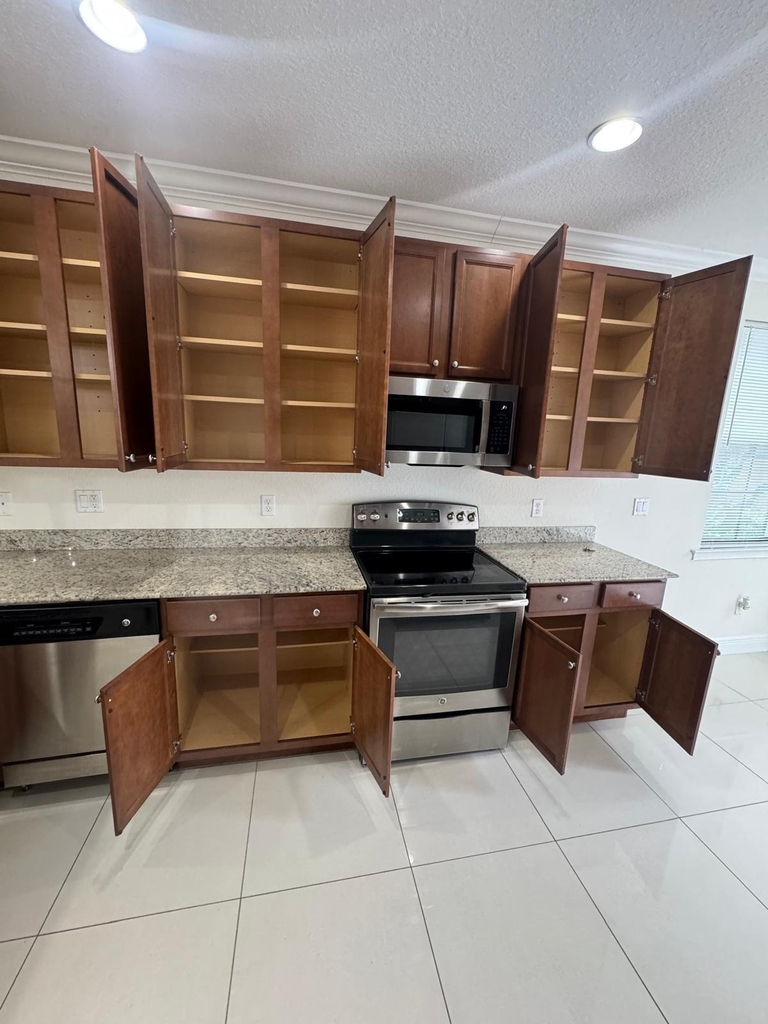 2723 Ne 14th Street - Photo 1