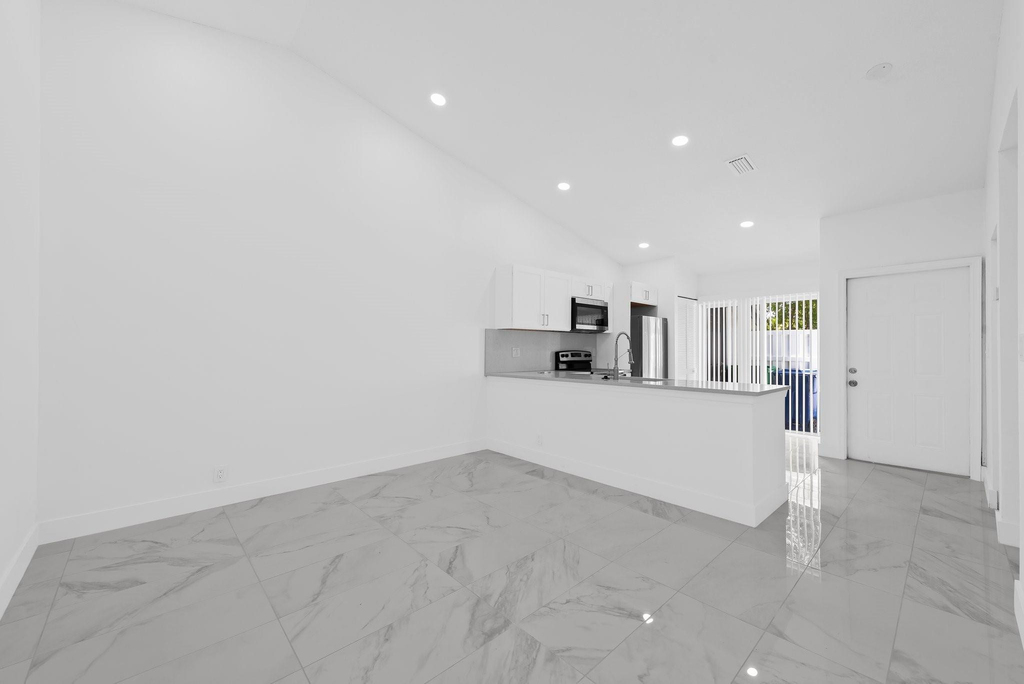 8580 Nw 32nd Street - Photo 6