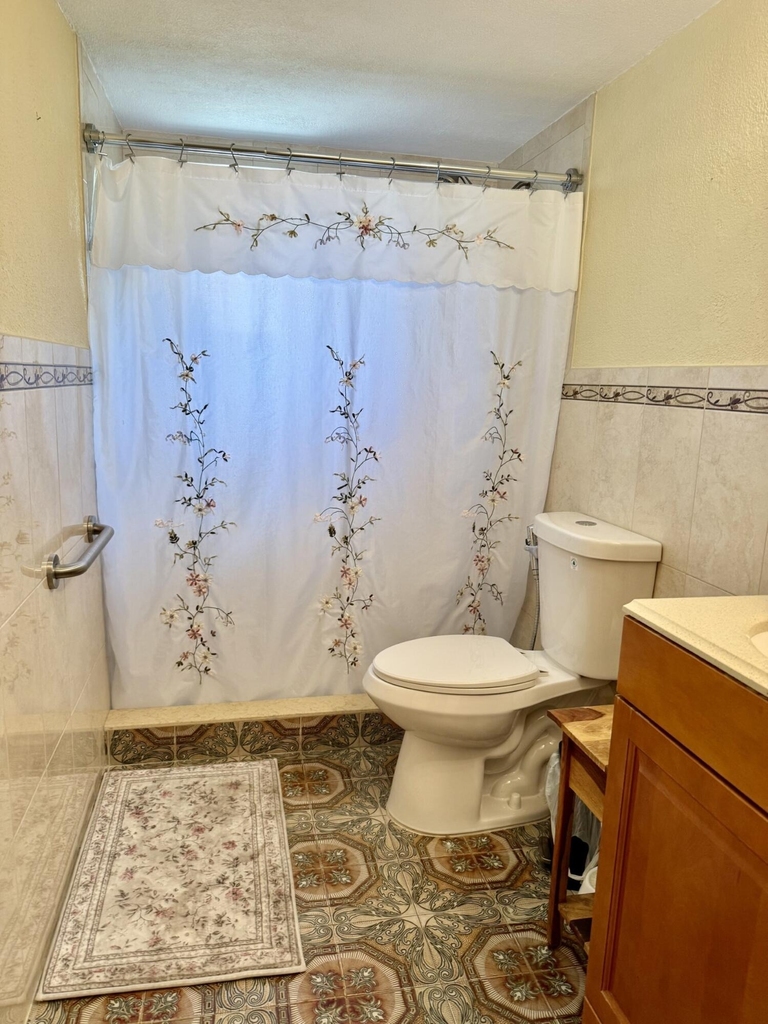 810 E 28th Street - Photo 6