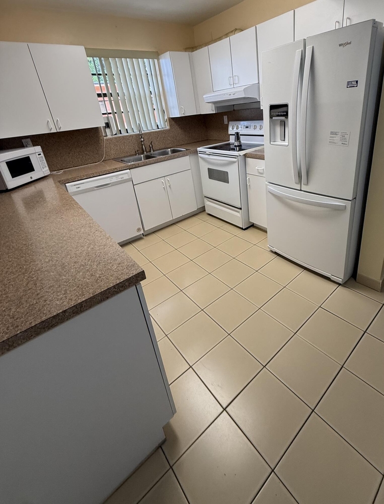 810 E 28th Street - Photo 4