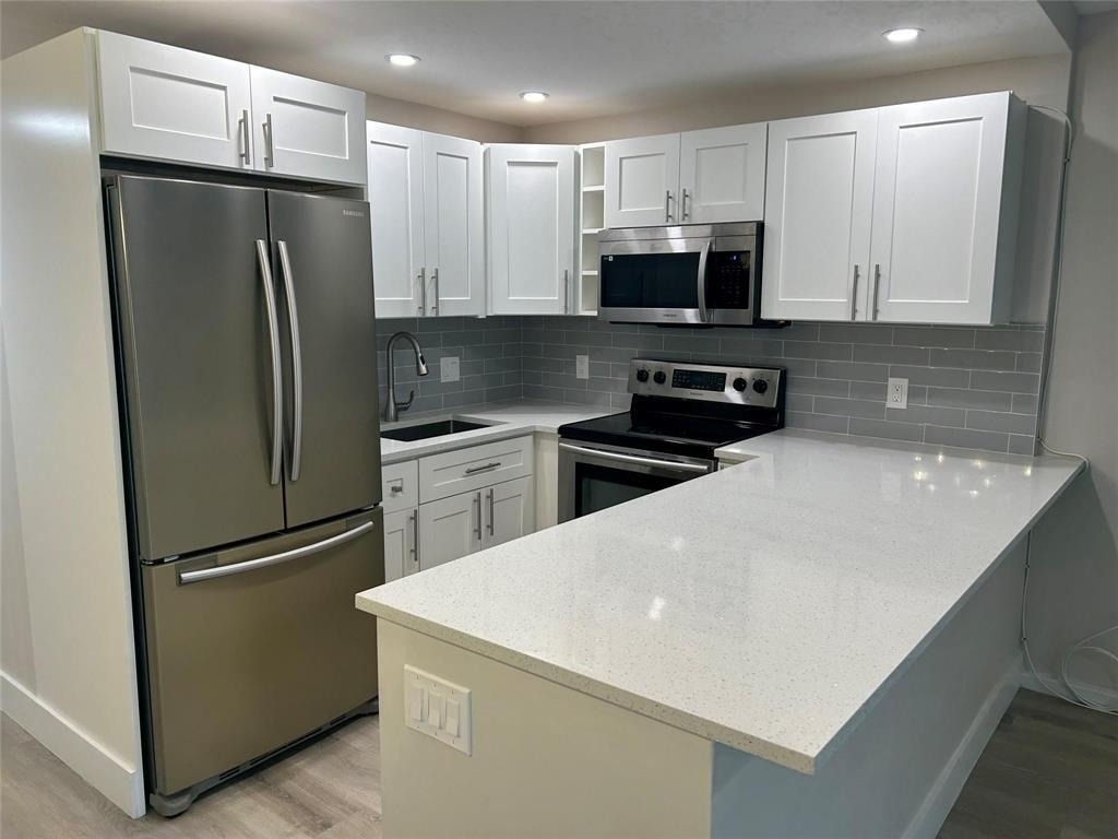 423 Markham T - Photo 1