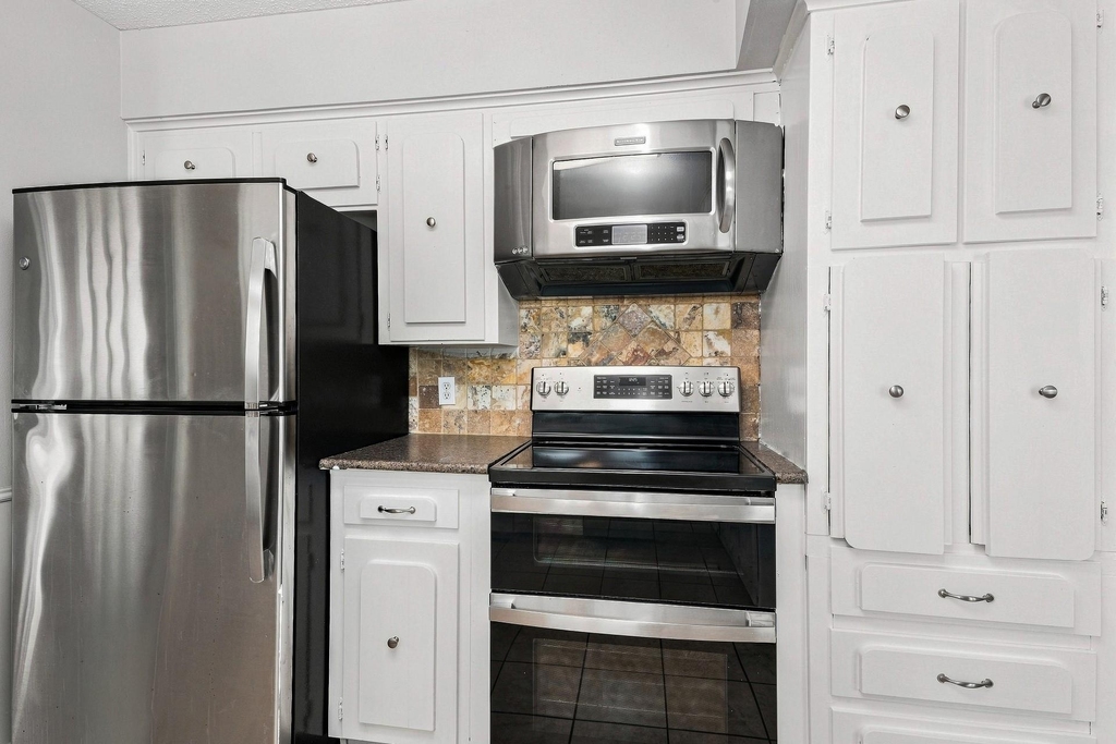 408 Cavender Court - Photo 2
