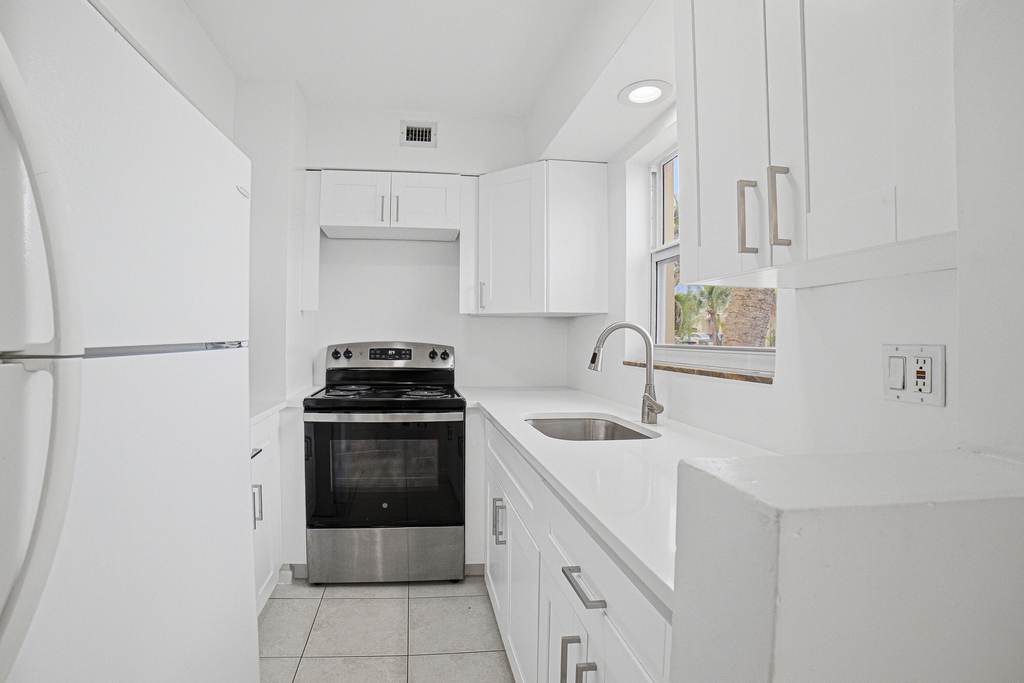 1649 Se 4th Street - Photo 8