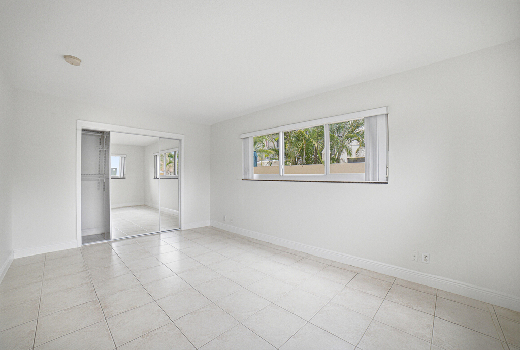 1649 Se 4th Street - Photo 12