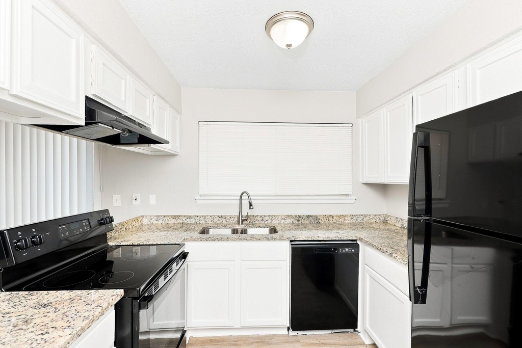 2718 Oakmont Drive - Photo 2