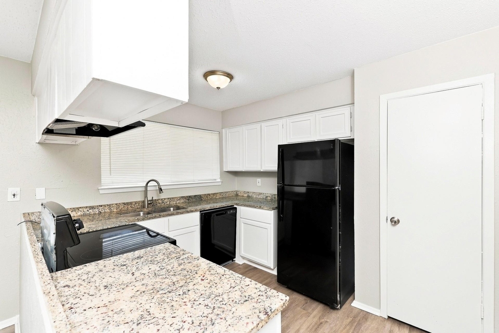 2718 Oakmont Drive - Photo 3