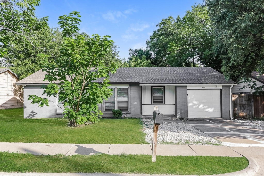 2814 Sequoia Lane - Photo 0