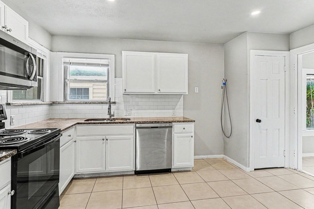1108 E Robert Street - Photo 8