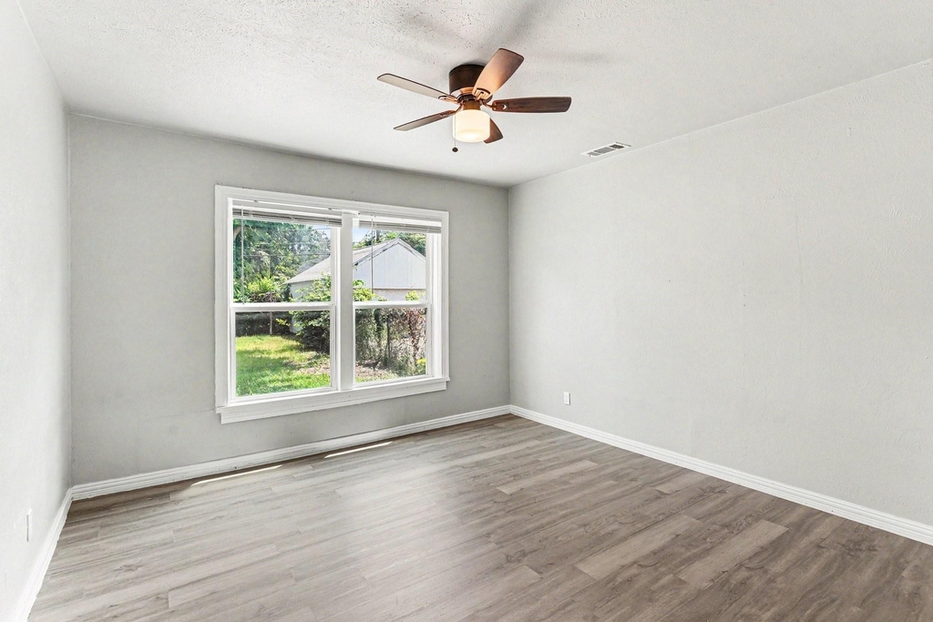 1108 E Robert Street - Photo 14