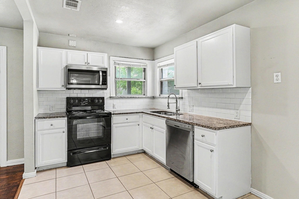 1108 E Robert Street - Photo 9
