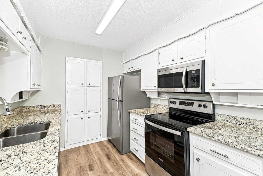 656 Sue Ann Lane - Photo 2