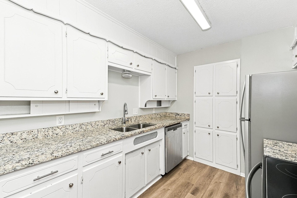 656 Sue Ann Lane - Photo 1
