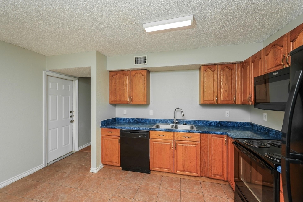 609 E Buffalo Street - Photo 3