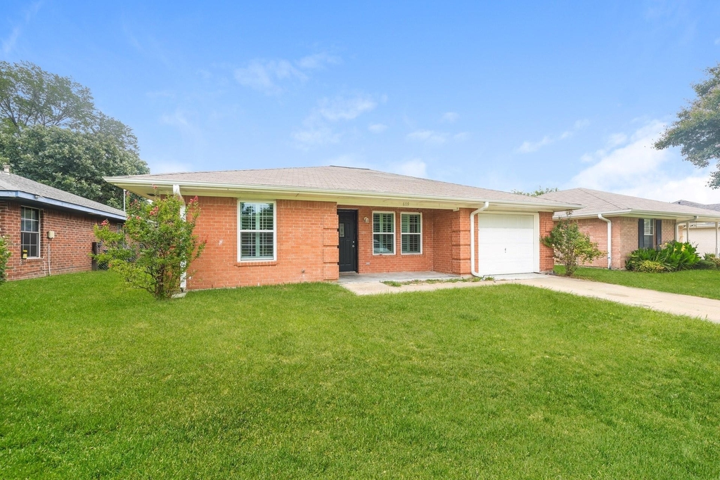 609 E Buffalo Street - Photo 1