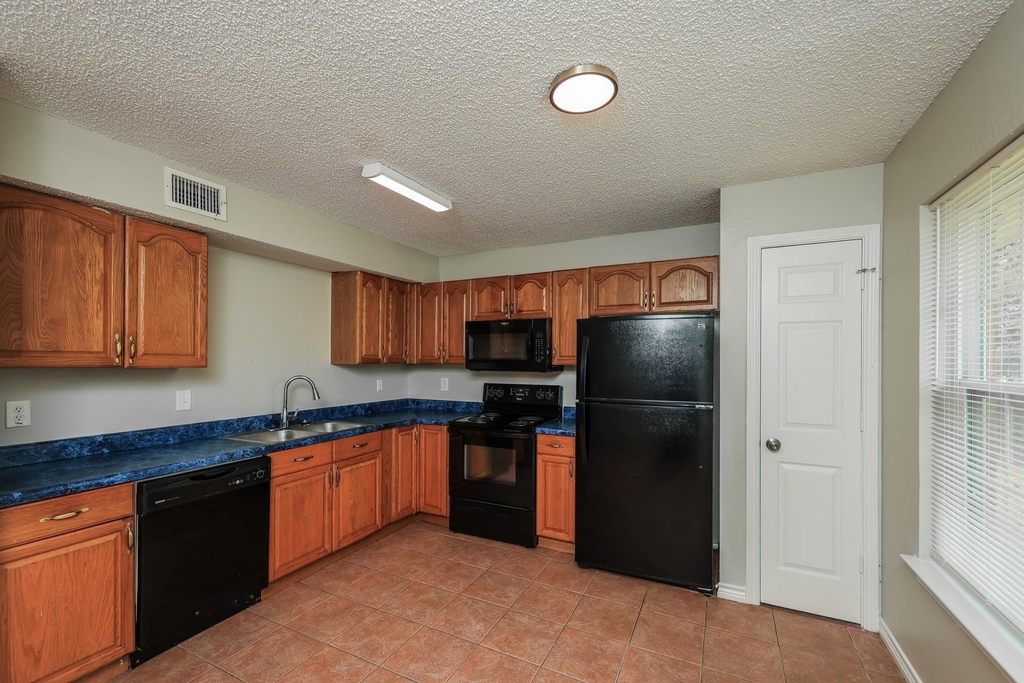 609 E Buffalo Street - Photo 4
