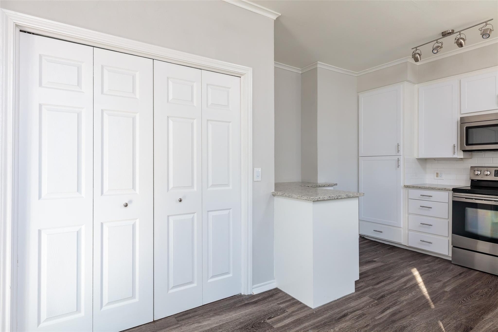 5700 Pershing Avenue - Photo 10
