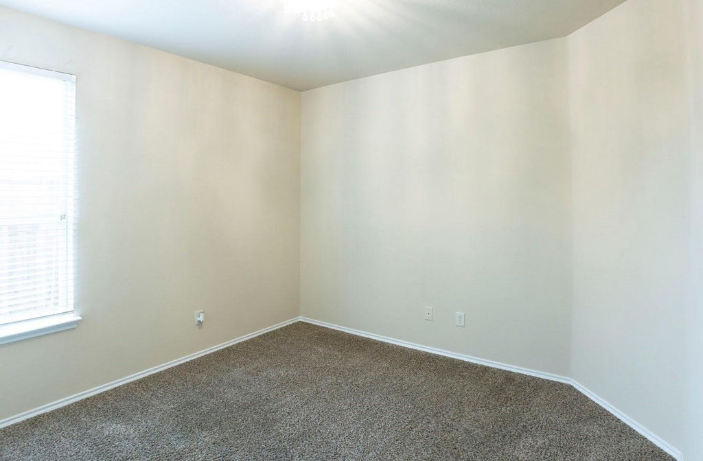 601 Ivy Lane - Photo 12