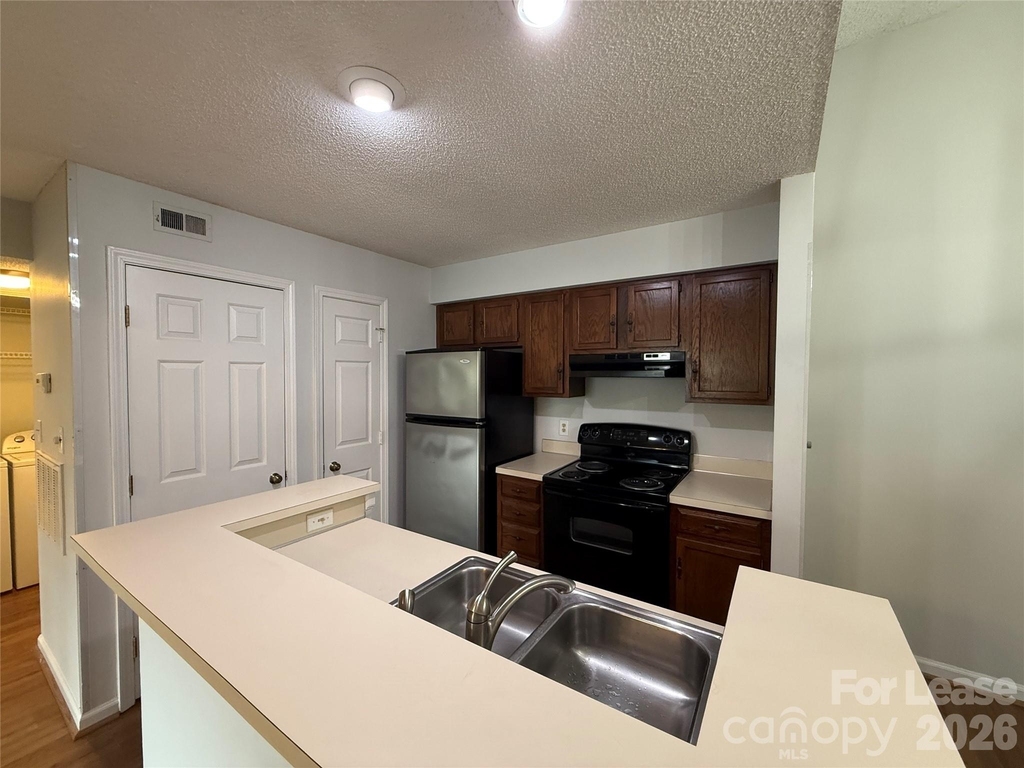 415 W 8th Street - Photo 3
