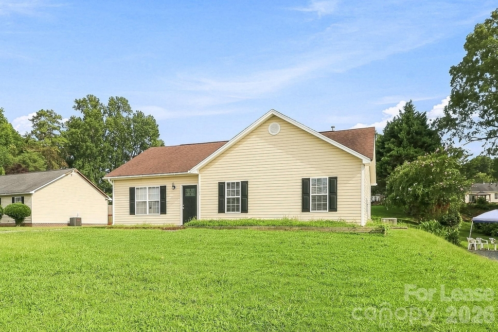 1109 Crescent Way - Photo 0