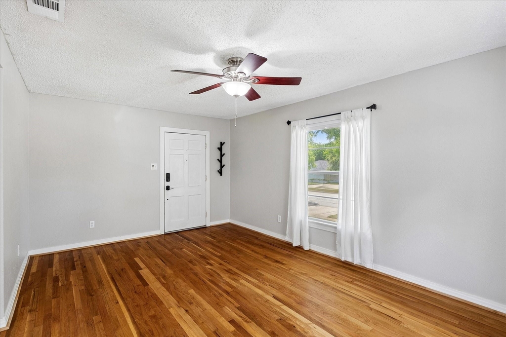 4708 Calmont Avenue - Photo 5