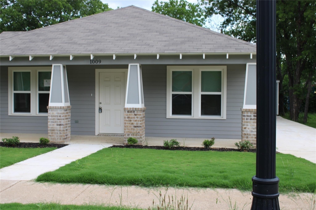 1009 E Cannon Street - Photo 1