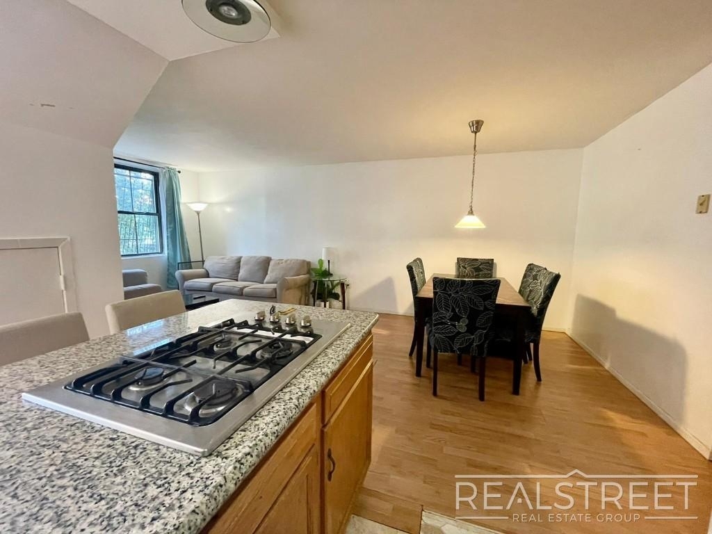 189 Saratoga Ave - Photo 2