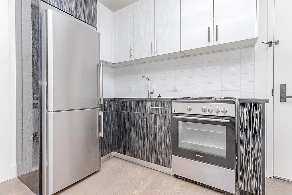824 Lexington Avenue - Photo 1