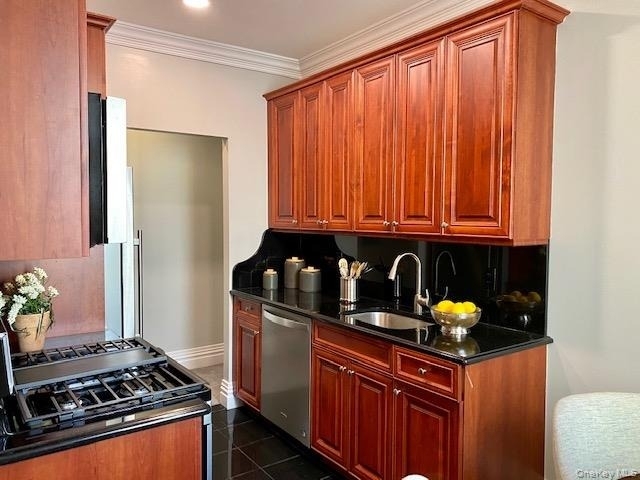 140 Broadway - Photo 1