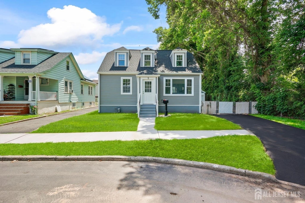 5 Monument Avenue - Photo 1