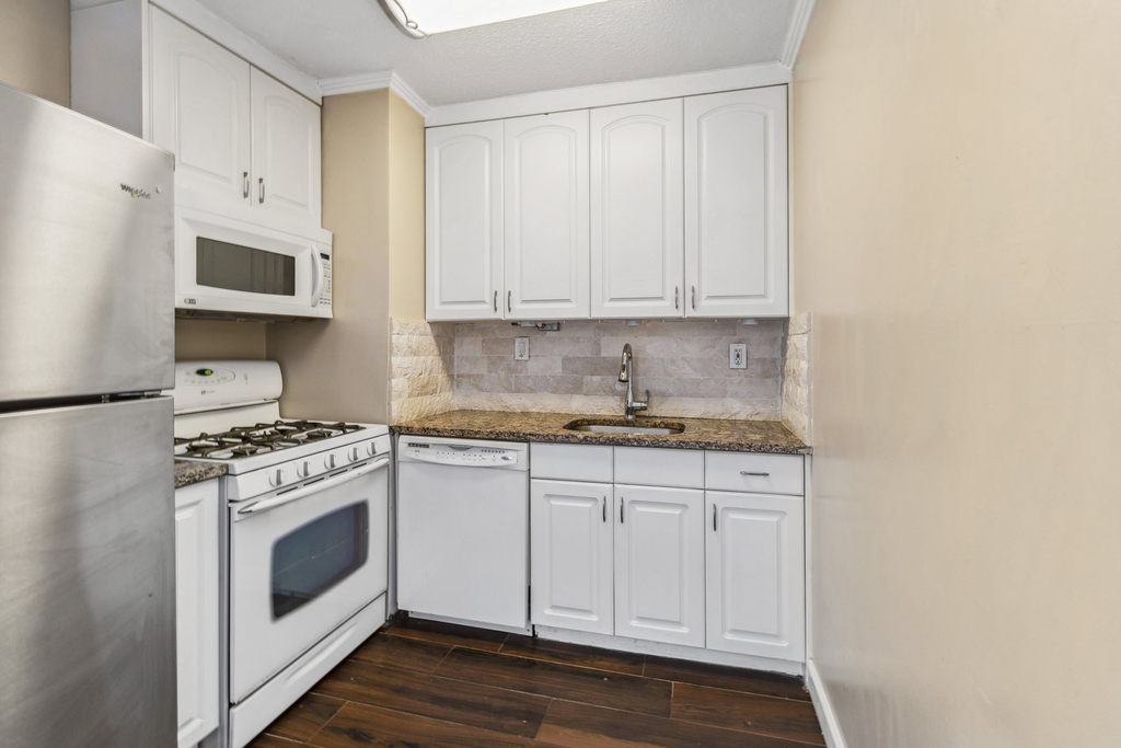 1601 3rd Avenue - Photo 3