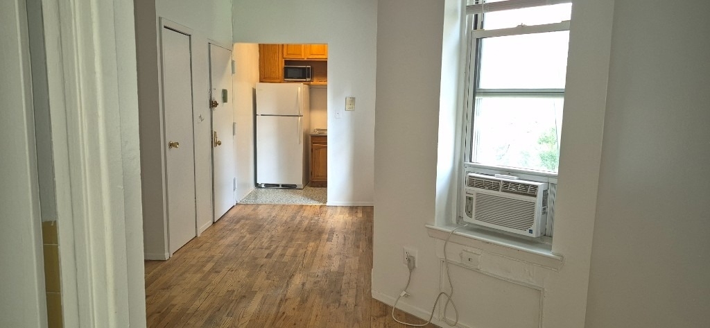 239 E 28th Street - Photo 4