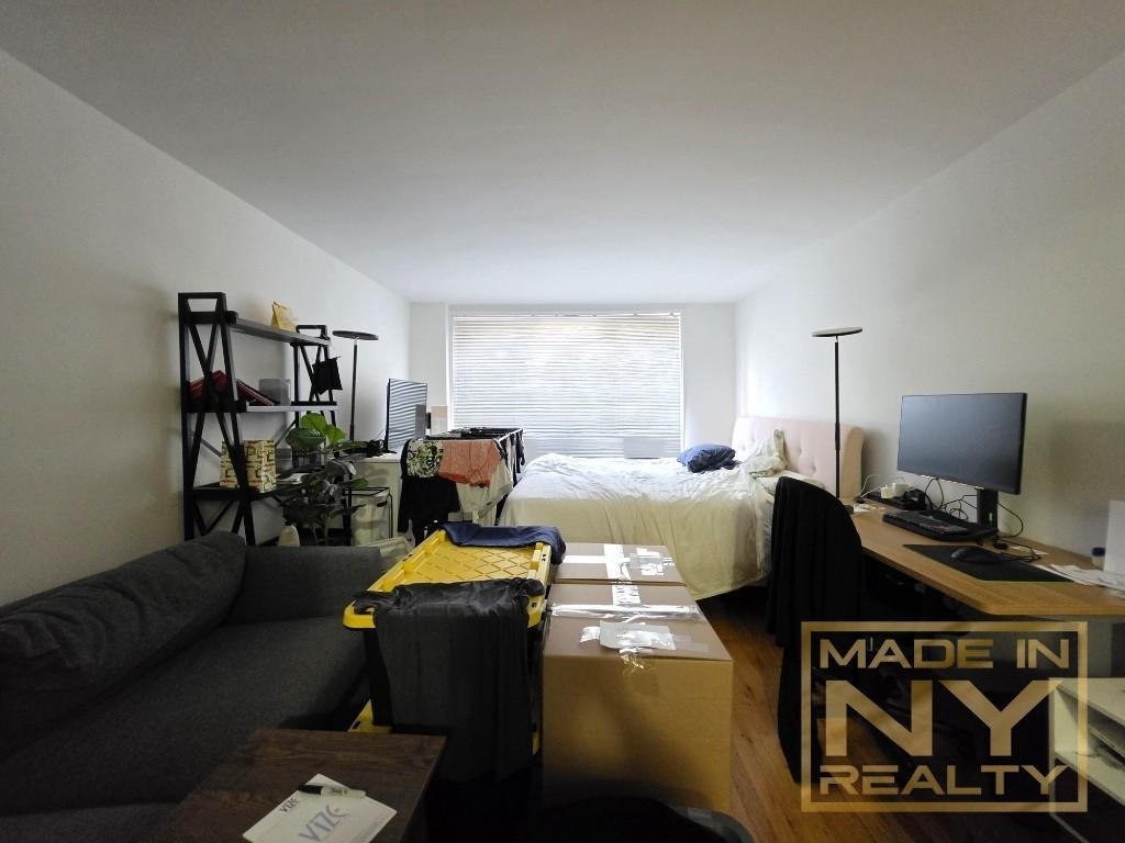 320 W 30th Street - Photo 2