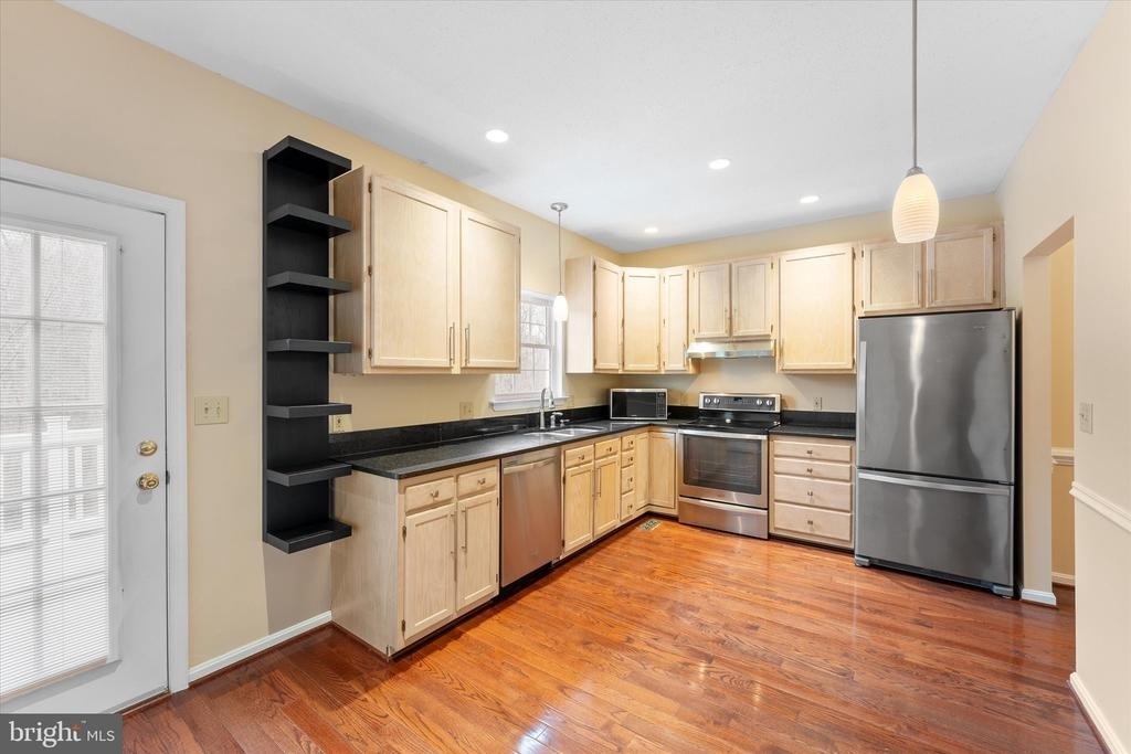 407 Lakeview Court - Photo 10