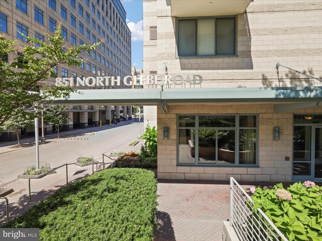 851 N Glebe Road N - Photo 0