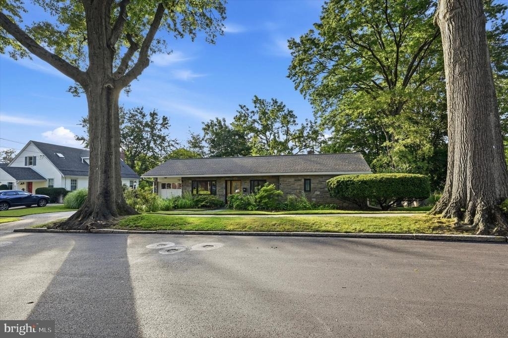 840 Delmont Drive - Photo 2