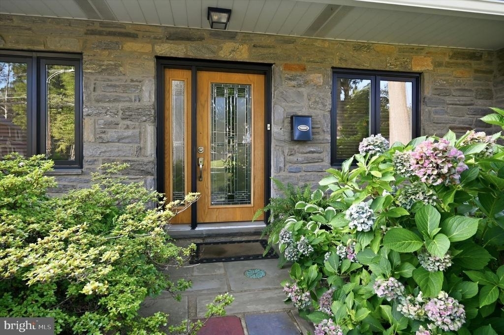840 Delmont Drive - Photo 3