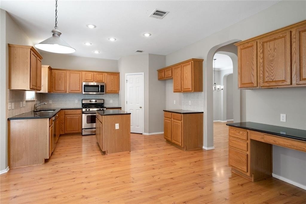2633 Bolton St - Photo 4