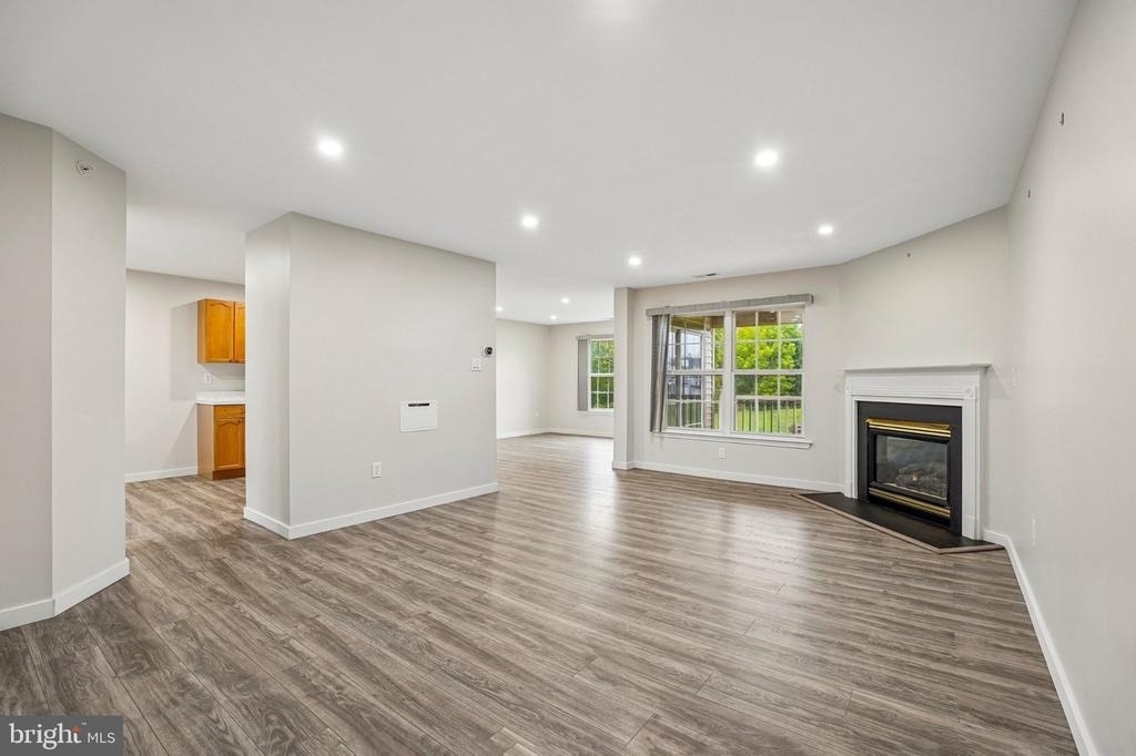 706 Julian Drive W - Photo 2