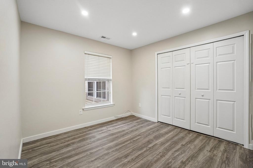 706 Julian Drive W - Photo 9