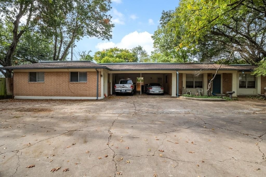 2802 St Edwards Cir - Photo 0