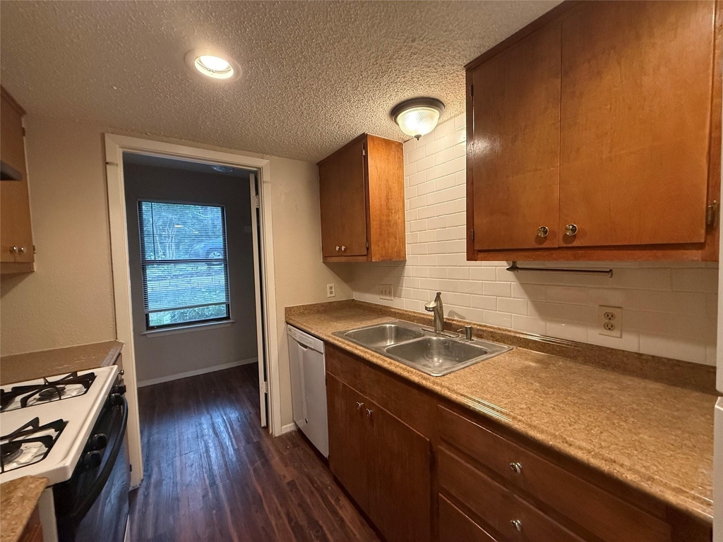 812 Ramble Ln - Photo 3
