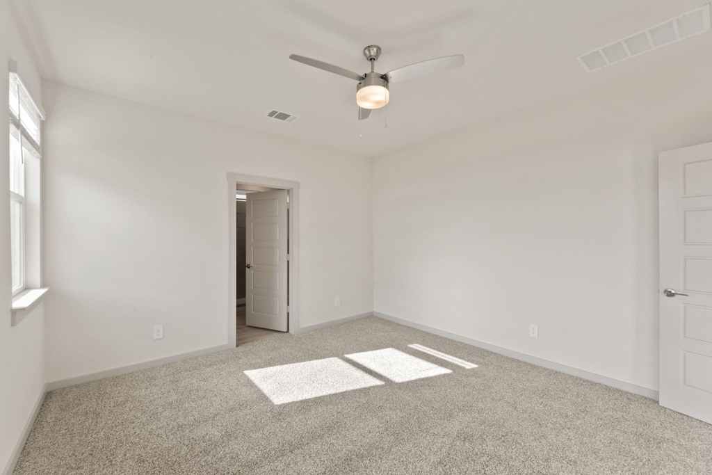 237 Ashford St - Photo 14
