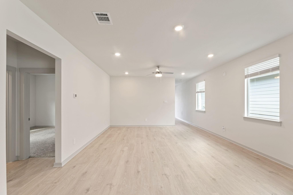 237 Ashford St - Photo 4