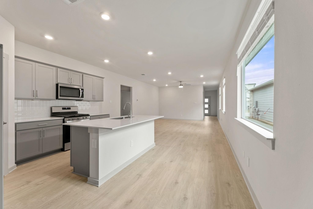 237 Ashford St - Photo 6