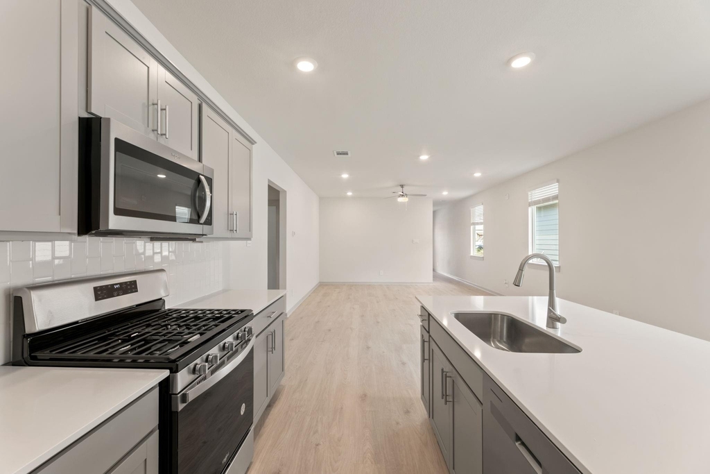 237 Ashford St - Photo 7