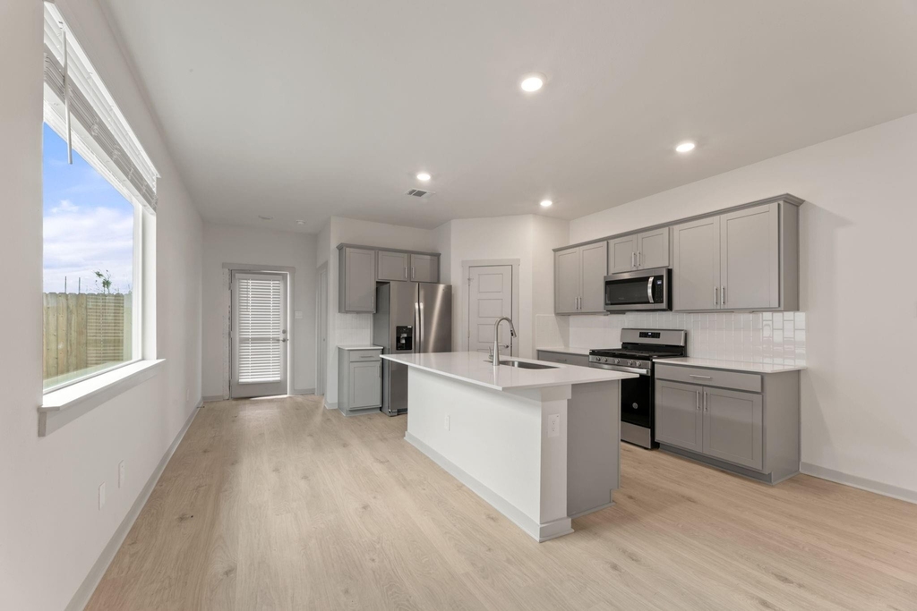 237 Ashford St - Photo 5