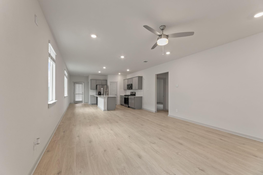 237 Ashford St - Photo 3