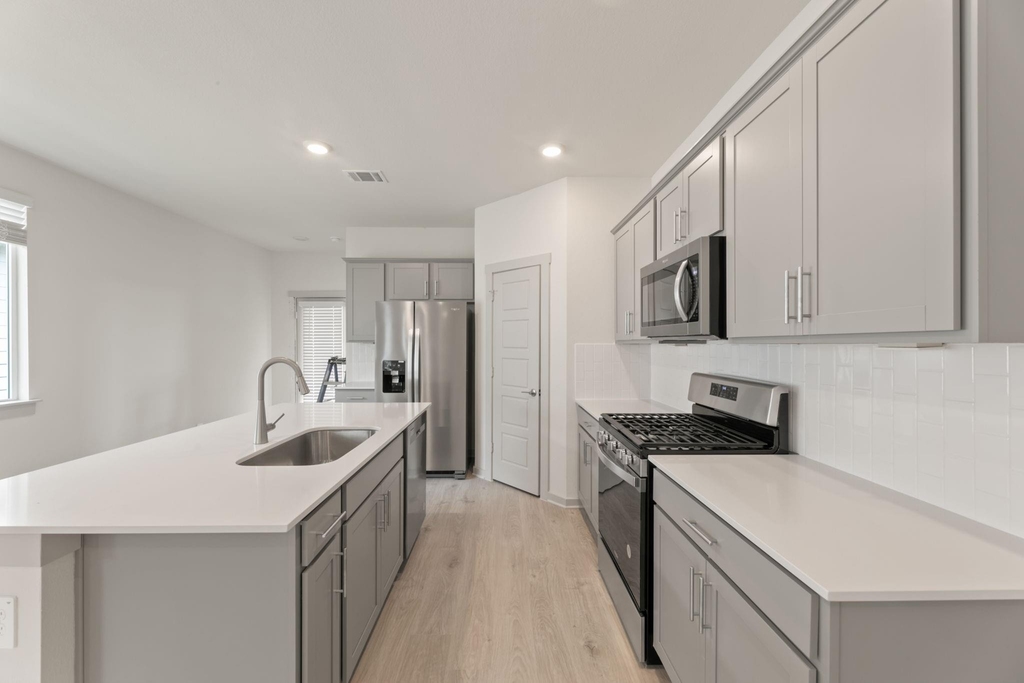 237 Ashford St - Photo 8