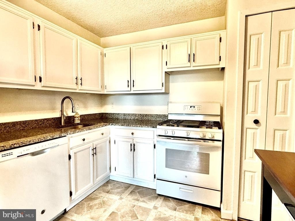 5225 Pooks Hill Road - Photo 2